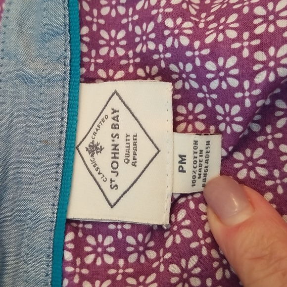 2/$11 🎉 St. John's Bay purple print button down top! Sz medium - Picture 5 of 5